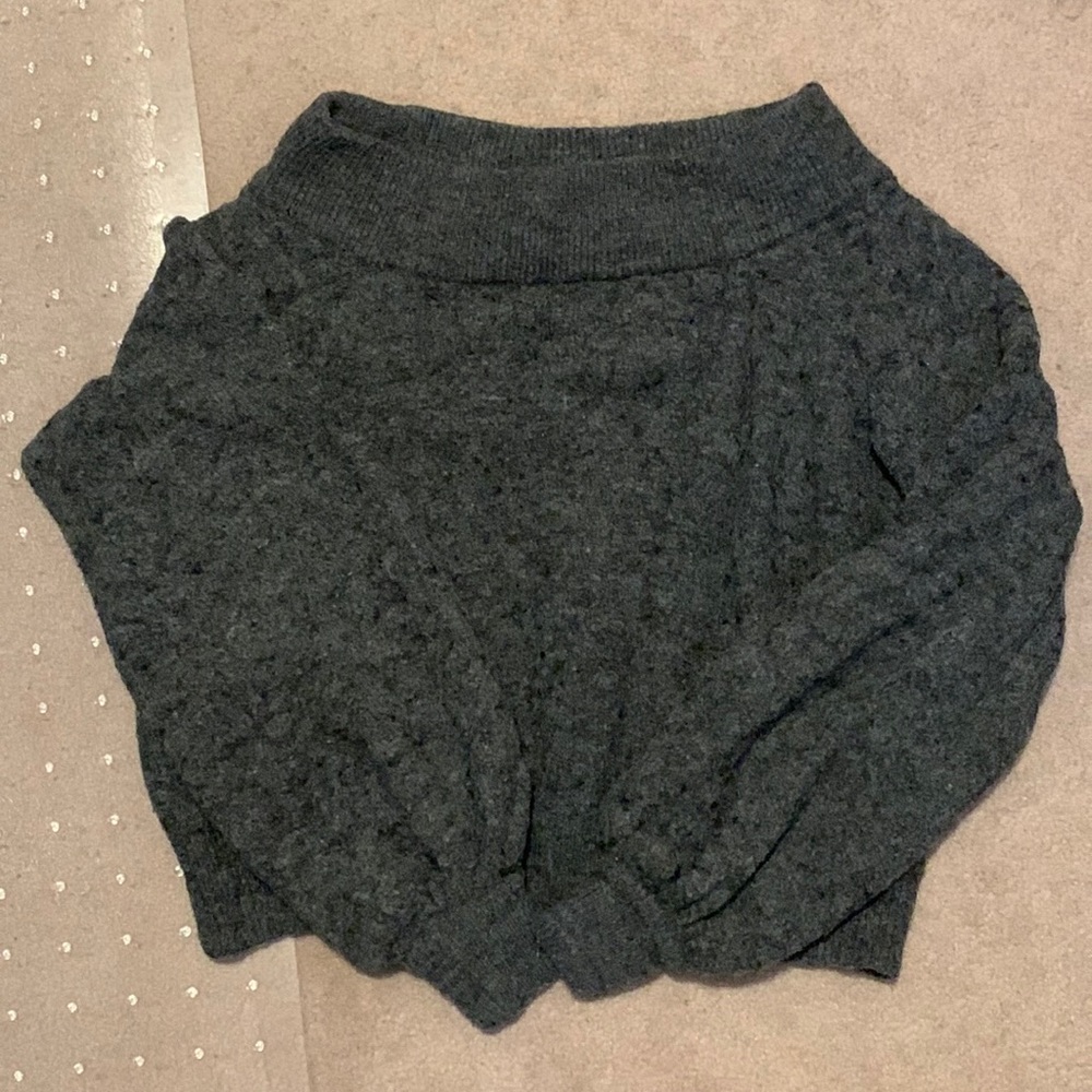 Women’s sweater, open collar, cropped